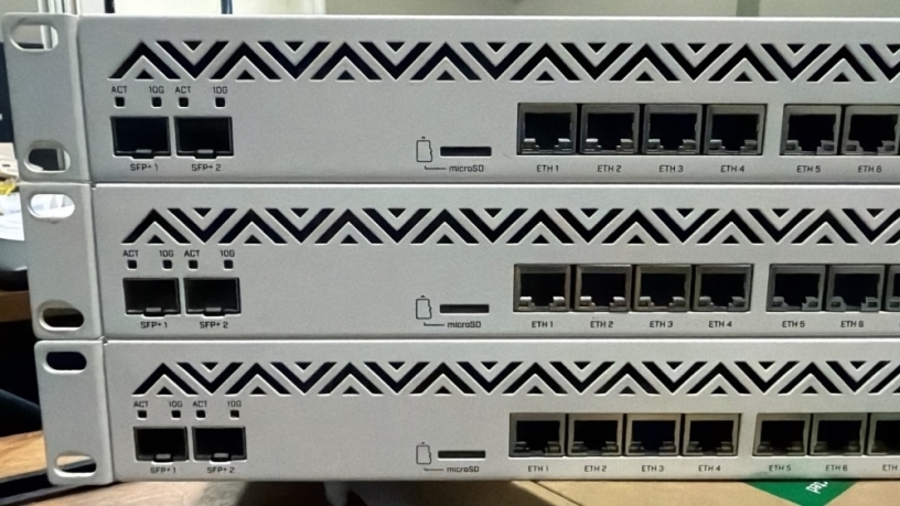 3-microtik-1036-8g-2s-big-2